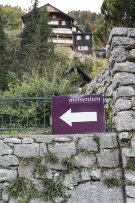 Ein Momentum Schild in Hallstatt markiert den Weg ins Haus Seethaler.