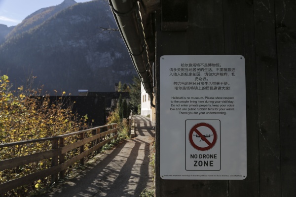 Zu sehen ist ein Schild auf dem "No Drone Zone" steht, angebracht in einer der verwinkelten Gassen von Hallstatt.