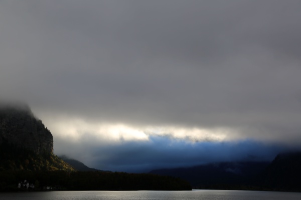 Morgenaufnahme der nebelverhangenen Bergketten um Hallstatt sowie des Hallstätter Sees.