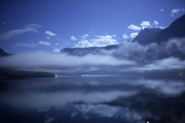 Aufnahme vom frühen Morgen in Hallstatt. Der See ist noch nebelverhangen und die Sterne verblassen langsam.